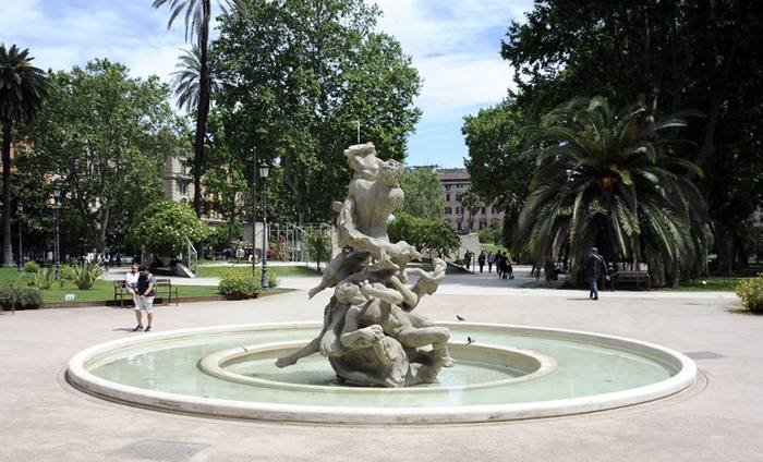 Fountain at the center of Piazza Vittorio gardens